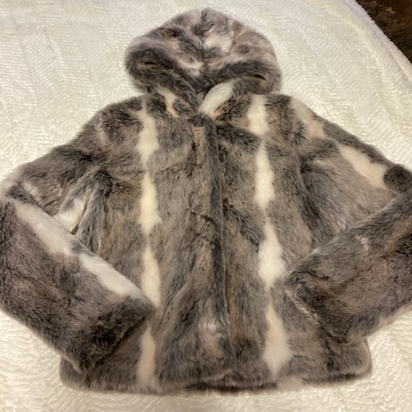 Girls Beautiful Faux Fur Big Button PS COUTURE New York Sz 12 Hooded Jacket Soft